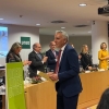 El egresado de UNED Asturias Juan Manuel Siñeriz recibe uno de los premios a la excelencia del Consejo Social