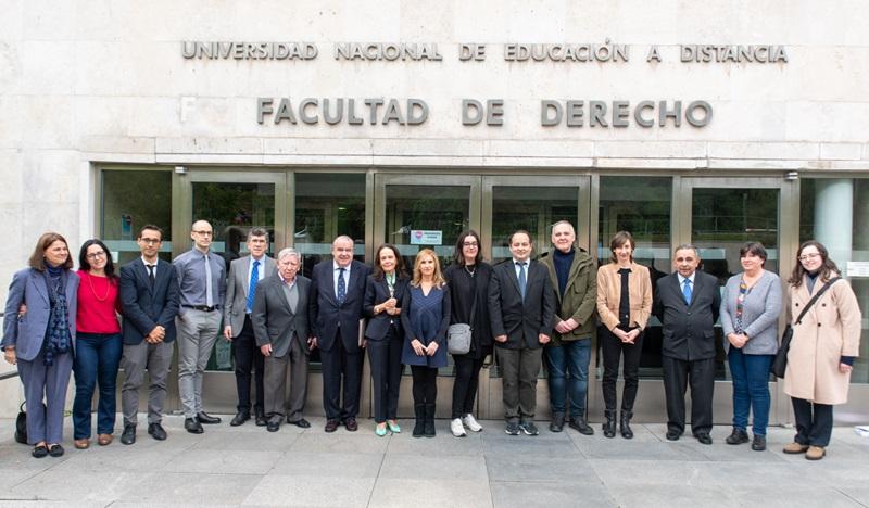Los miembros del Departamento de Derecho Constitucional en la puerta de la Facultad (2023)
