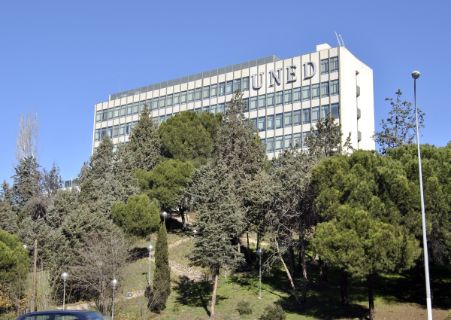 Foto del edificio de la UNED tomada desde la A6