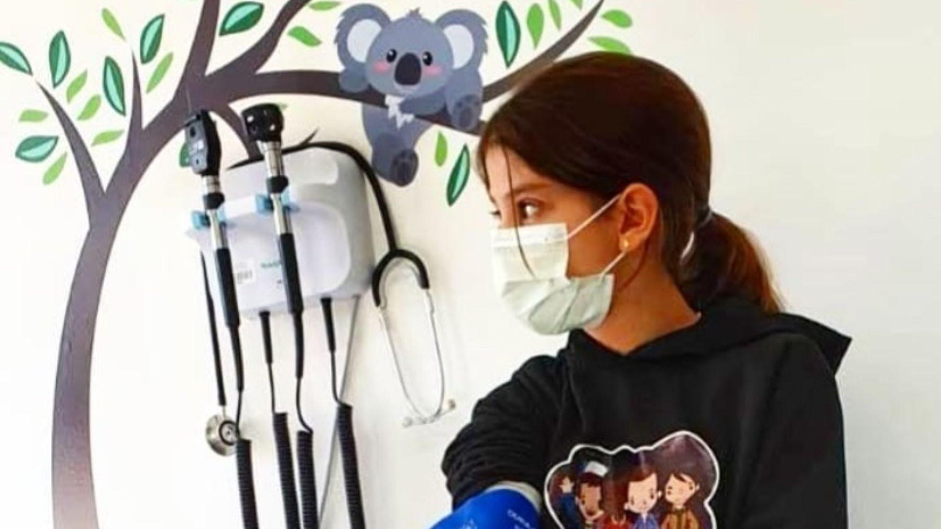 Niña con mascarilla en una consulta médica