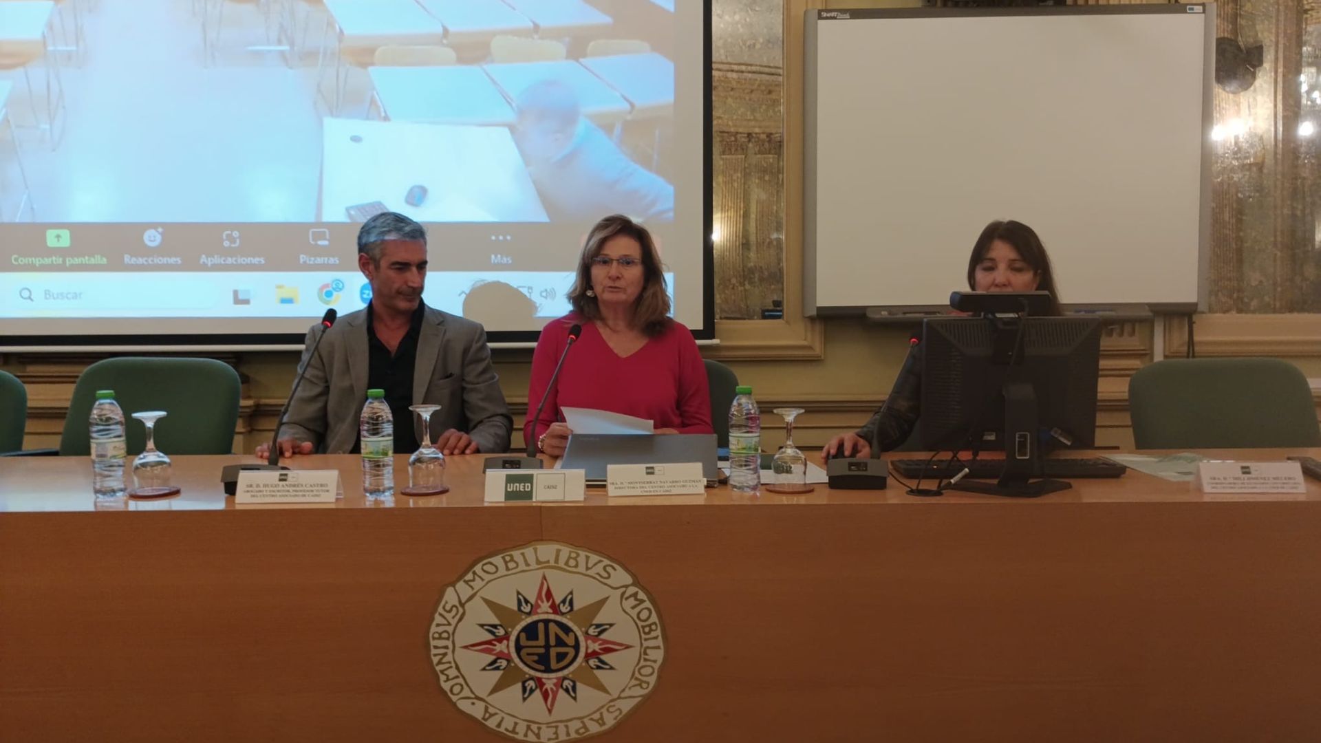 Montserrat Navarro, directora de UNED Cádiz (en el centro), inauguró las jornadas