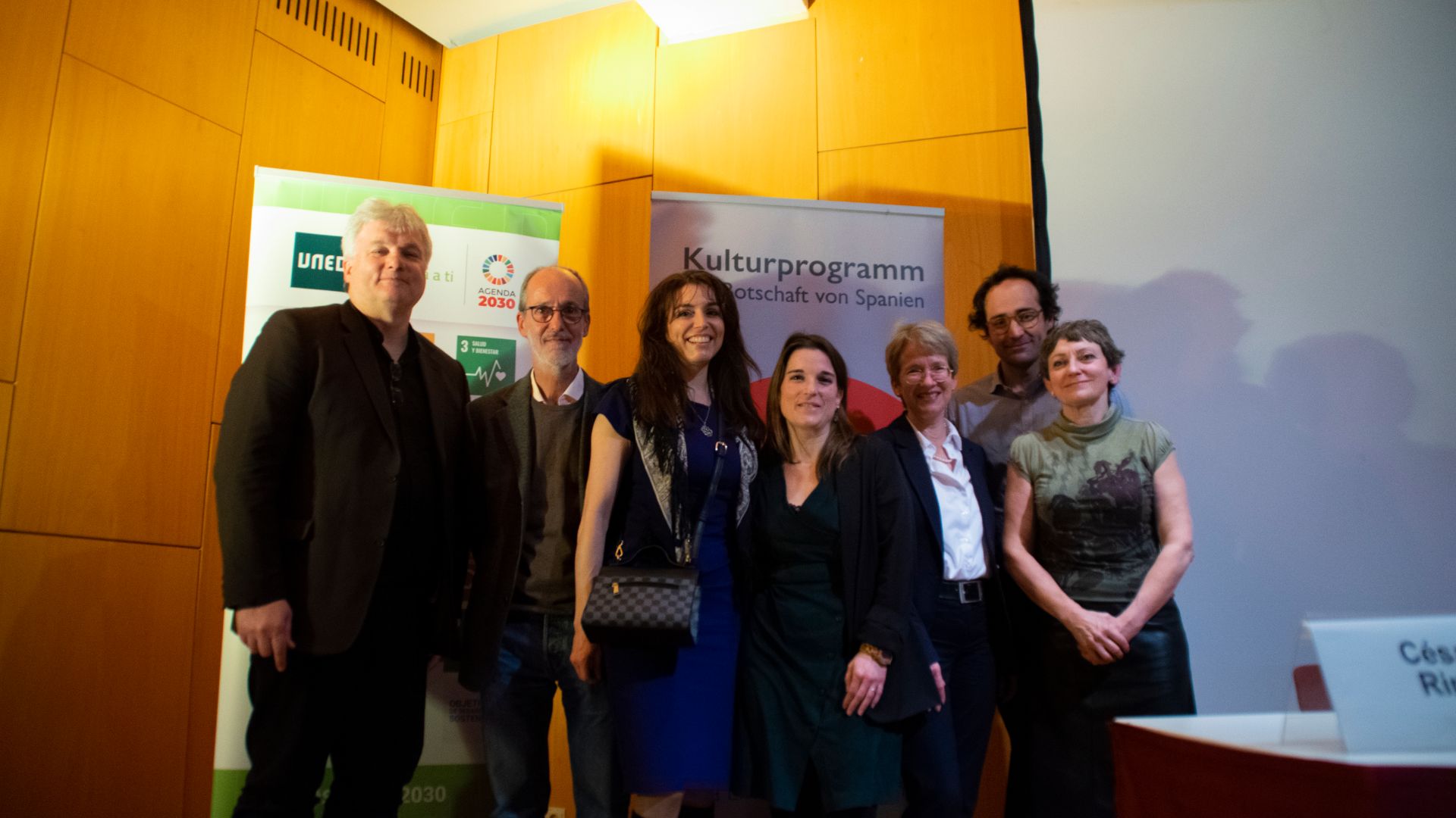 Foto de familia de organizadores y participantes