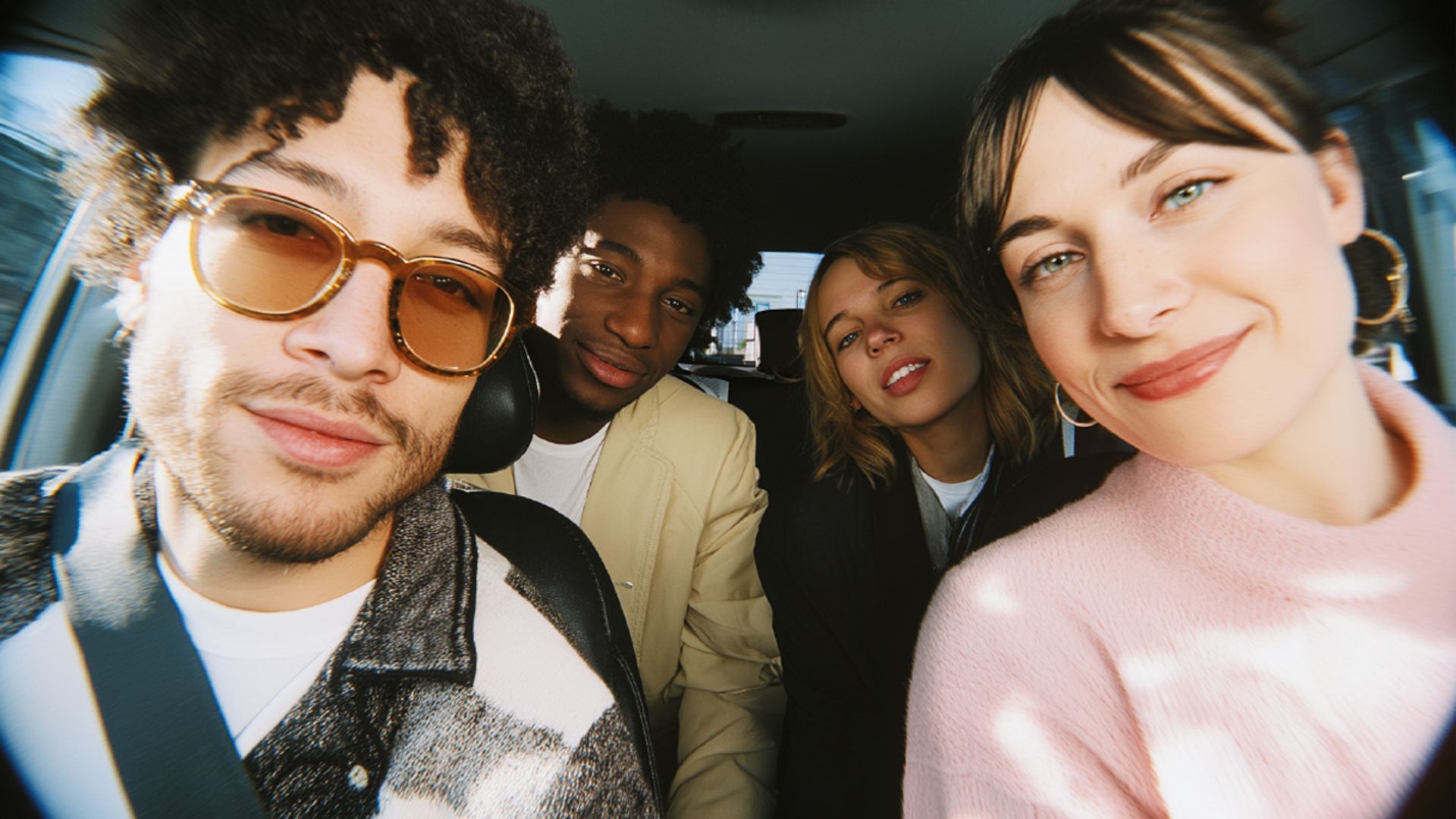  Cuatro personas dentro de un coche