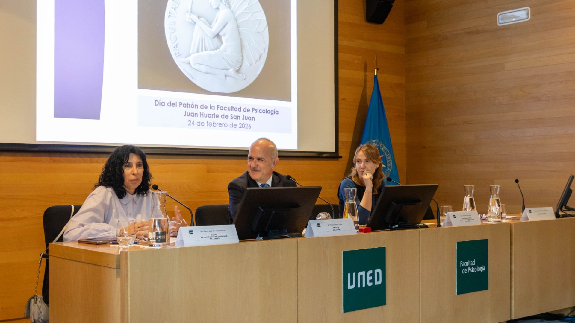 Mesa presidencial del Día del Patrón de Psicología UNED 2026.