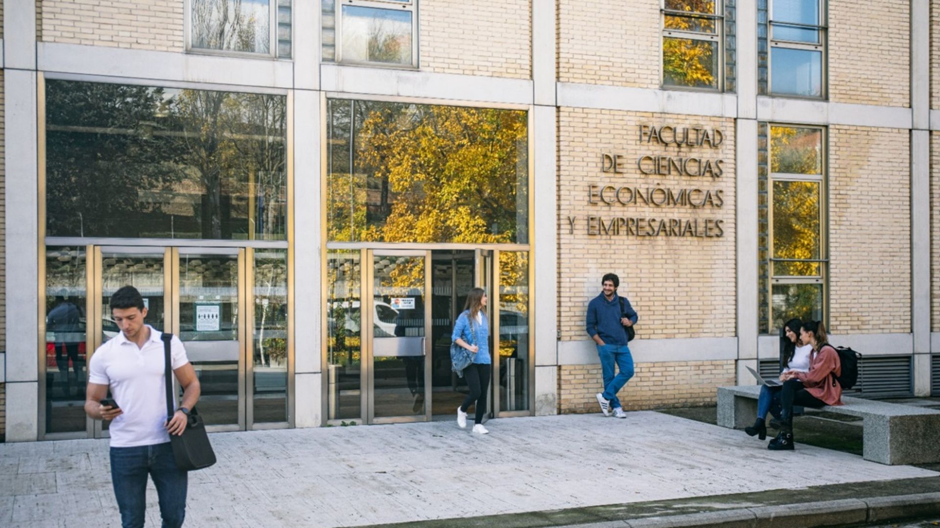 Edificio de la Facultad de Ciencias Económicas y Empresariales de la UNED.