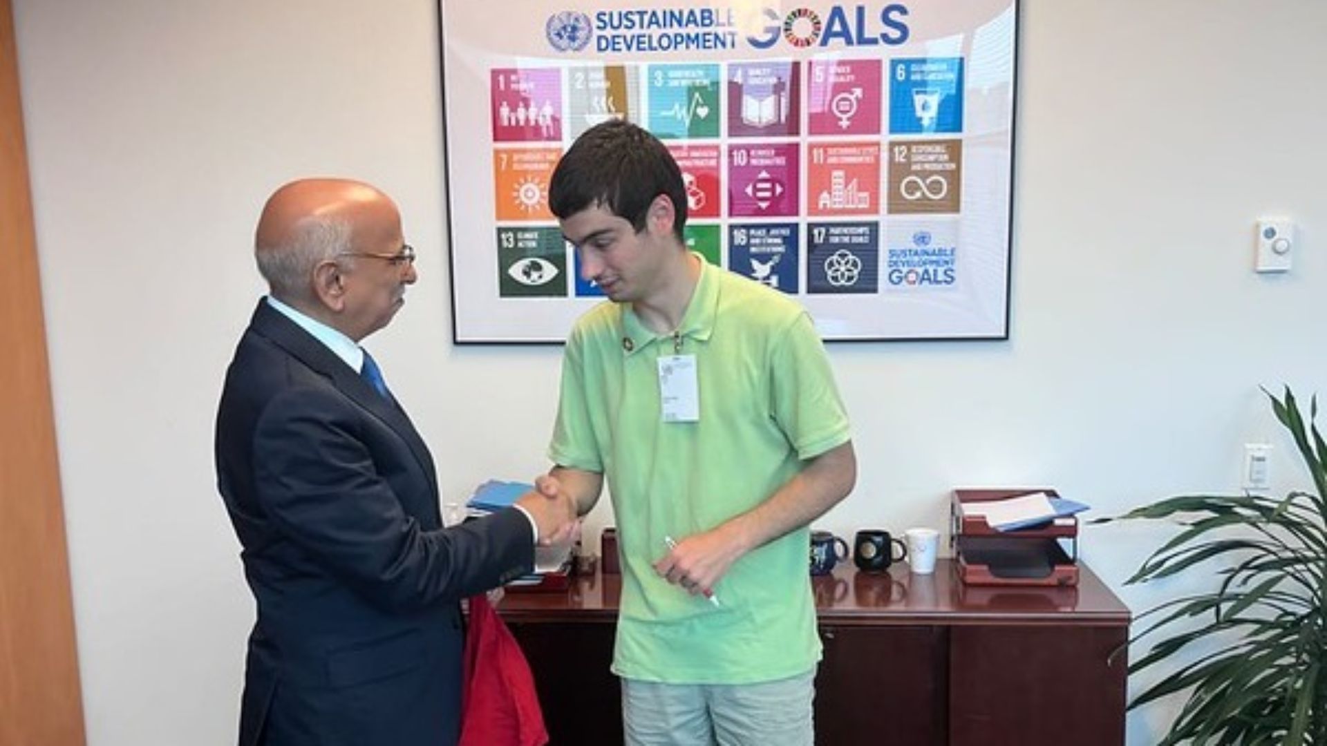  Nicolás Atanes con Navid Hanif, subsecretario general de Naciones Unidas para el Desarrollo Económico, durante el ICM 2026, en Filadelfia.