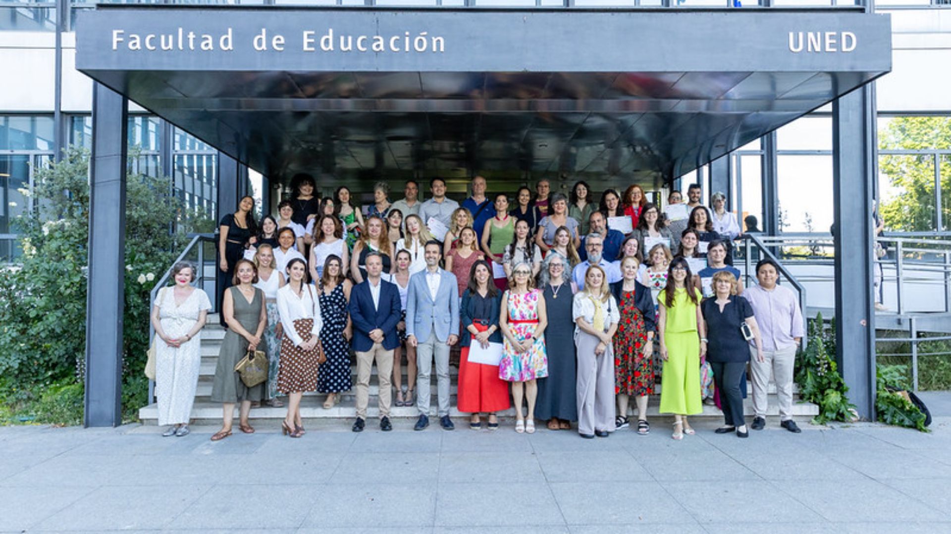 Los graduados posan junto a los organizadores tras la ceremonia de entrega de premios.