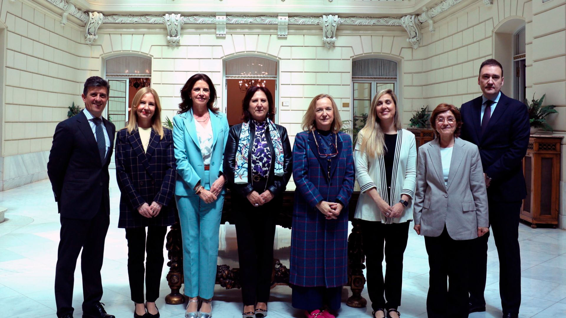  foto de grupo en la que se ve a Ana María Marcos, (tercera por la izda.) junto a Teresa Peramato, fiscal general del Estado 