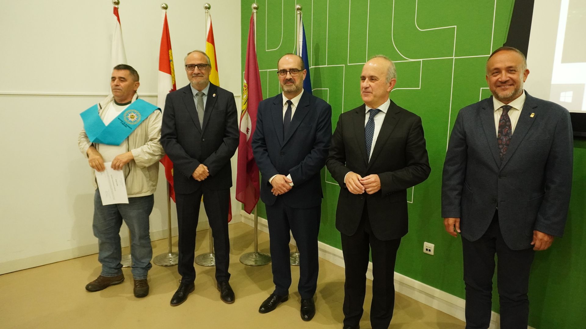 Ricardo Mairal y otras personalidades junto a uno de los graduados