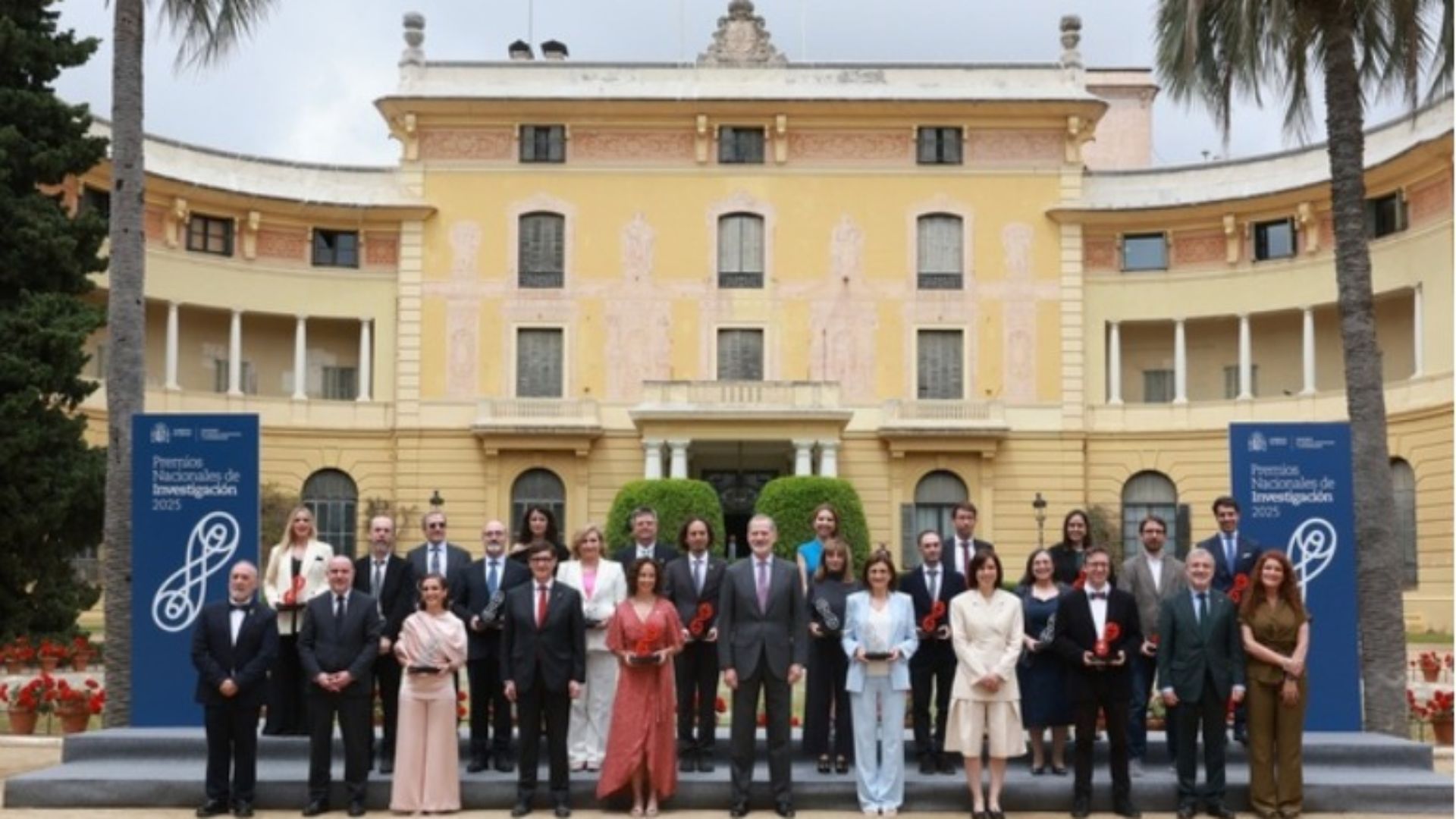 Foto de todos los premiados, junto a Su Majestad el Rey