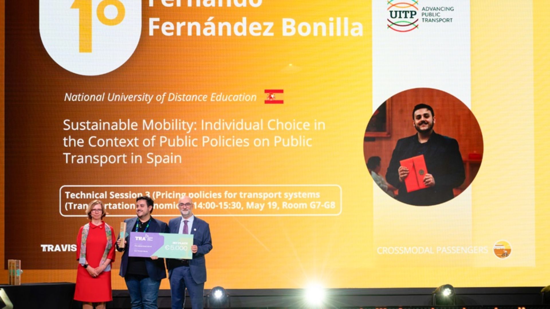  El investigador de la UNED Fernando Fernández Bonilla recogiendo el primer premio TRA VISIONS 2026