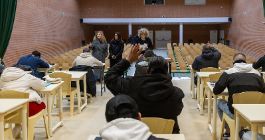 Estudiantes internos realizando un examen 