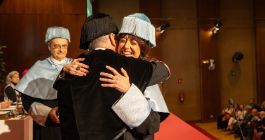 Irene Vallejo recibe del rector el abrazo de bienvenida al Claustro de doctores <i>honoris causa</i>