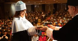 Irene Vallejo recibe el libro que simboliza la sabiduría