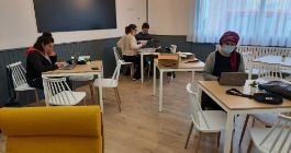 Imagen de cuatro personas trabajando en un despacho