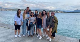 Fotografía del grupo de investigación frente al mar
