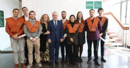 El rector y la directora de la Escuela con los egresados