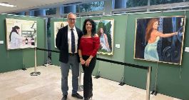 La artista en la exposición
