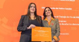 Karen Vilacoba entrega el diploma de Mercedes de Pablos