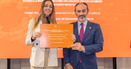 Irene Villareal recibe su diploma