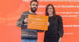 Alberto Izquierdo, tutor de Irene Villareal, recibe su diploma