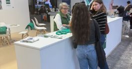 Atención al visitante en el stand de la UNED del Saló de L'Ensenyament