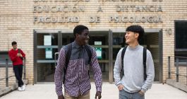dos estudiantes saliendo