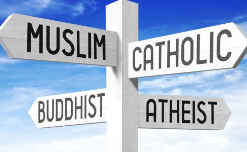 Imagen que muestra un poste con distintas indicaciones hacia distintas religiones