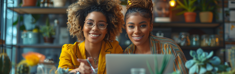 Imagen que muestra una pareja sonriendo y trabajando