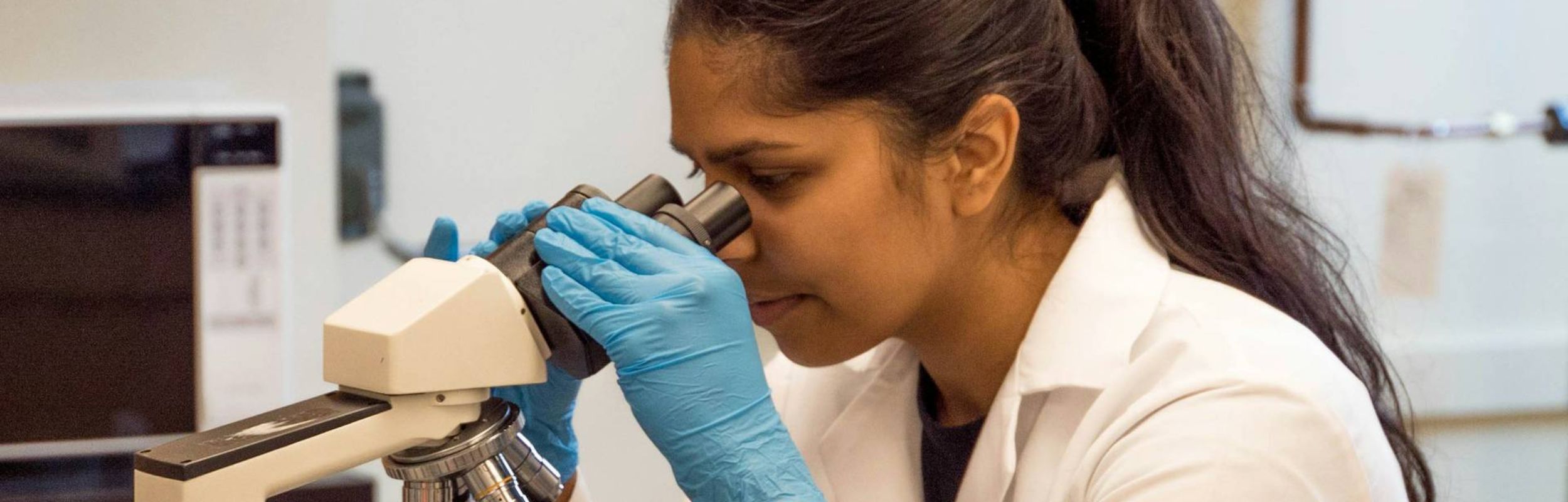 Mujer con microscopio
