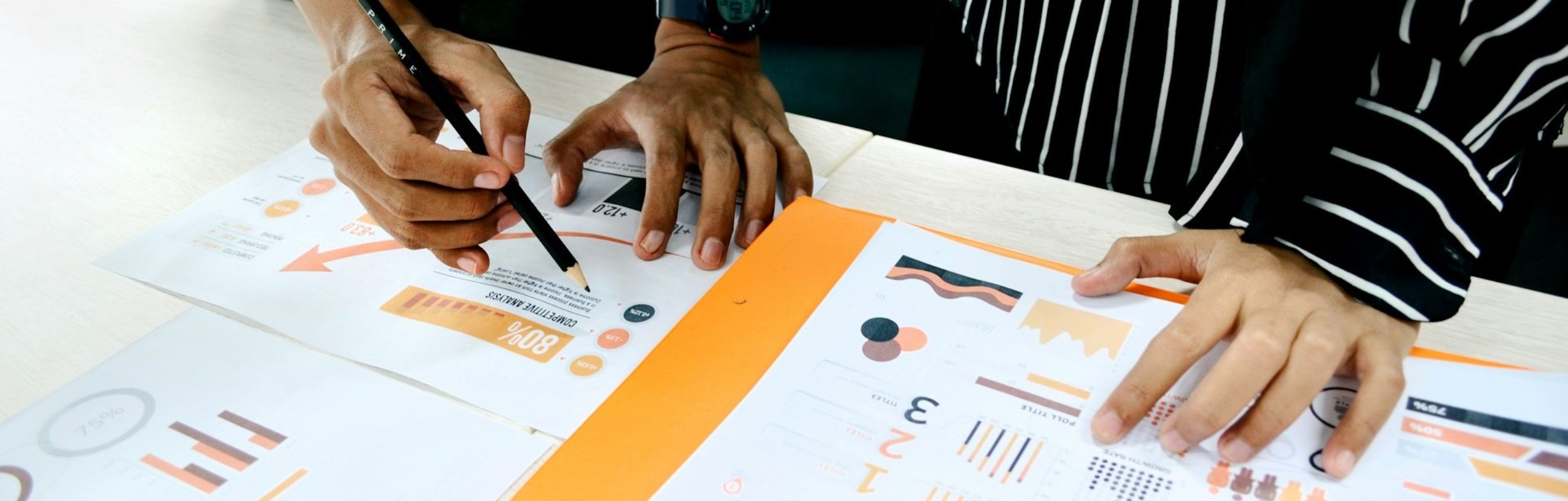 Personas revisando un informe con datos estadísticos