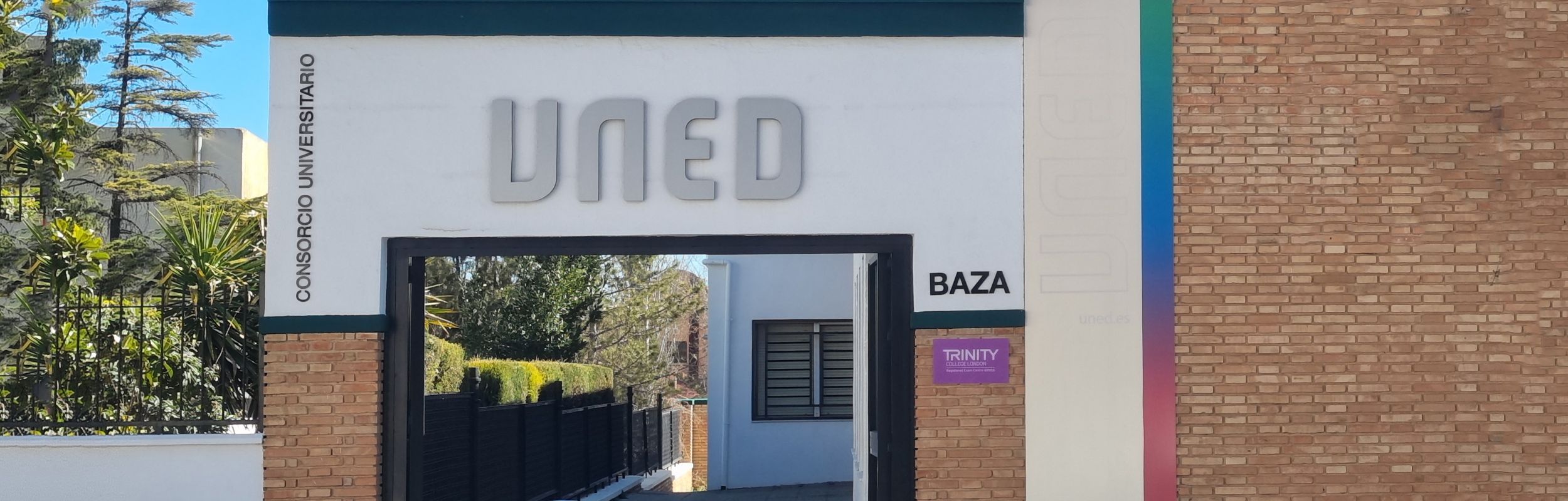 Puerta de entrada UNED Baza