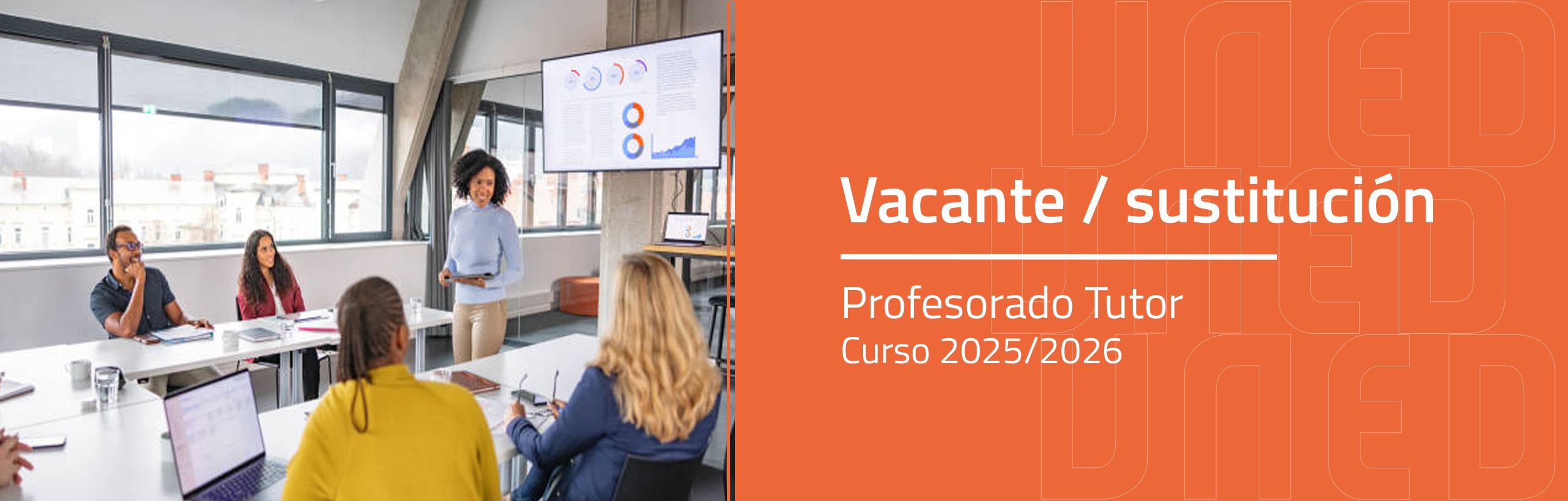 Profesora impartiendo clase