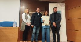 Estudiante UNED Senior recibe su diploma