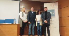 Estudiante UNED Senior recibe su diploma