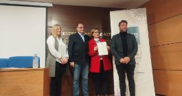 Estudiante UNED Senior recibe su diploma