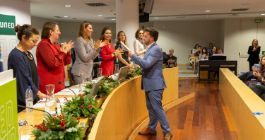 El director recibe el diploma del accesit