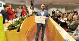 el director recibe el diploma del accesit
