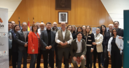 Autoridades y estudiantes en el salón de plenos del ayuntamiento de Mora