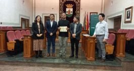 Estudiante del curso de acceso recibe su diploma