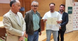 Estudiante del curso de acceso recibe su diploma