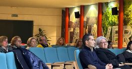 Autoridades y público asistente a la conferencia