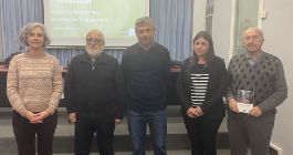 Los concejales del Ayuntamiento de Tortosa Francesc Vallespí i Pilar Caballé, el presentador Enric Querol, la coordinadora académica Raquel García y el escritor del libro, Roc Salvadó.