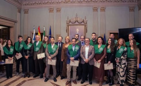 Acto Apertura curso UNED Huelva. Egresados