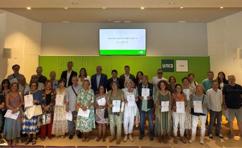 Alumnos da UNED Sénior graduados no 2025