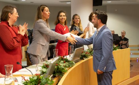 El Director de la UNED Talavera recibe el diploma de manos de la vicerrectora de Estudiantes 