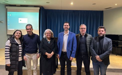 El ponente Rafael Cortés, autoridades y el director de UNED Talavera de la Reina