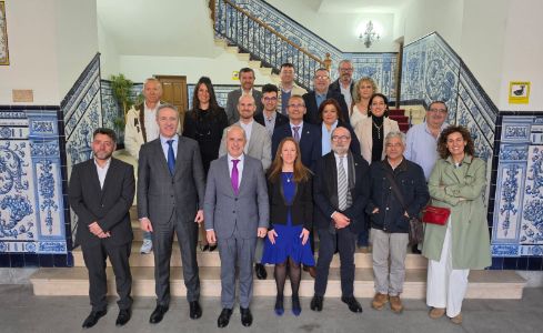 Directores del Campus Este-Centro junto al equipo rectoral en el Ayuntamiento de Talavera
