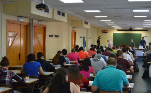 Estudiantes examinándose