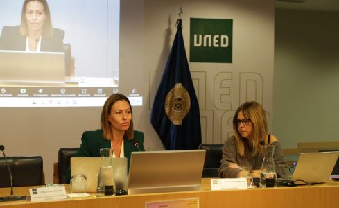  La vicerrectora de estudiantes, Ana Lisbona con Pilar Gomiz durante la inauguración del acto